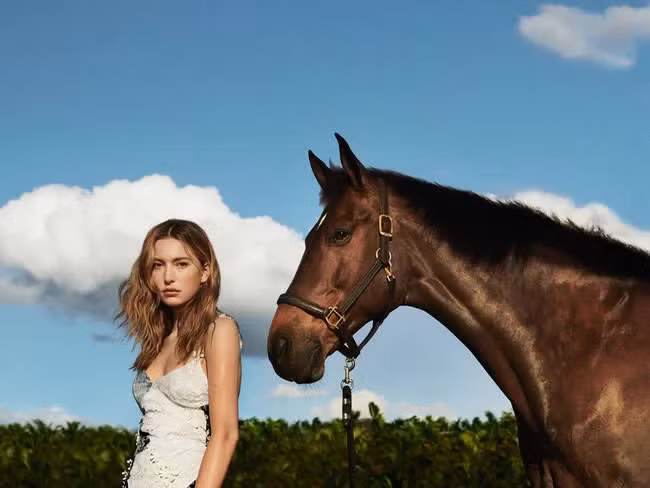 Không chỉ tỏa sáng trên sàn diễn catwalk, Eve còn “chuẩn con nhà người ta” khi từng theo học tại Đại học Stanford, chính ngôi trường mà cha mẹ cô đã gặp nhau.