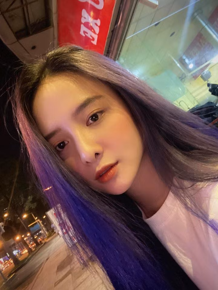 Nụ cười tươi là điểm sáng chói lọi trên gương mặt ưa nhìn giúp Phương Ngân ăn điểm trong mắt nhiều người.