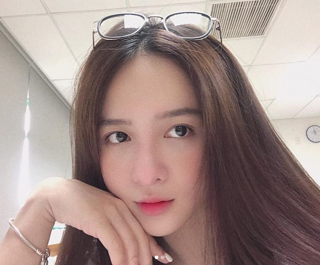 Ngắm nhìn Phương Ngân, nhiều dân mạng có chung nhận xét rằng, hot girl ĐH Hoa Sen này sở hữu gương mặt vô cùng xinh đẹp, dịu dàng và nữ tính, xứng đáng đại diện cho nét đẹp của người con gái Sài Gòn.