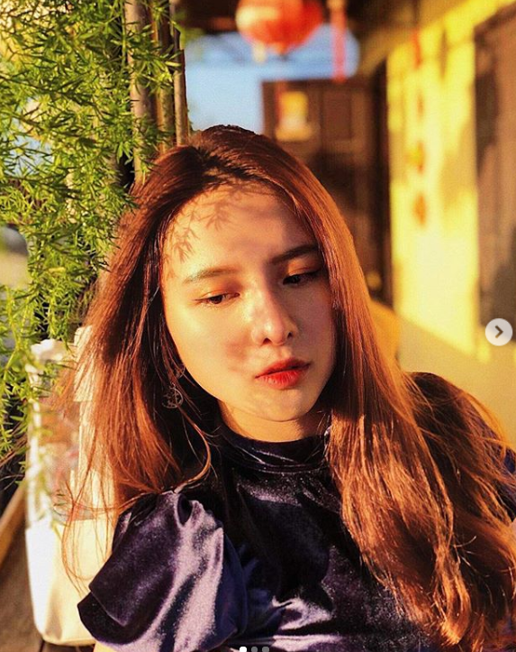 Theo tìm hiểu Phương Ngân hiện là sinh viên năm ba ngành Quản trị khách sạn, trường ĐH Hoa Sen. Ngôi trường này đang nổi lên nhờ có các nữ sinh xinh đẹp thời gian qua.