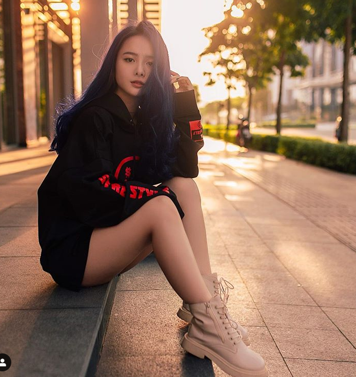 Từ ngày còn là học sinh cấp 3, Phương Ngân đã gây ấn tượng với gương mặt nữ tính, nụ cười hiền, ngoại hình cân đối không chỗ chê.