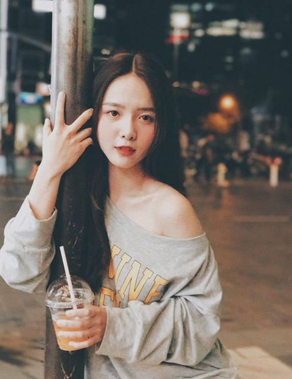 Phương Ngân gương mặt khá quen thuộc với dân mạng khi từng được hâm mộ nhiệt tình với bức ảnh chụp trên sân vận động Hoa Lư (quận 1) khi còn là học sinh cấp ba trường THPT Trí Đức TP HCM.