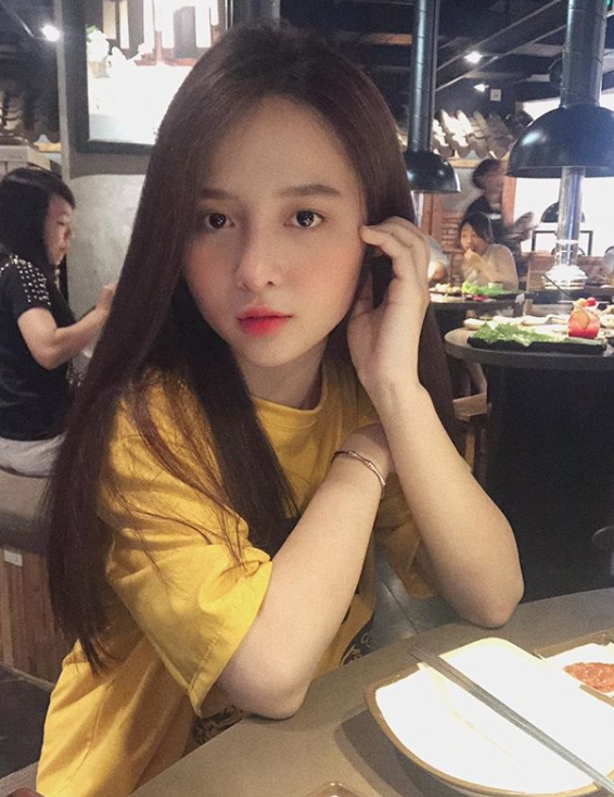Mới đây, dân mạng lại tìm thấy một cô bạn đến từ trường Hoa Sen có nụ cười ngọt ngào đốn tim người nhìn. Theo tìm hiểu, hot girl này có tên Nguyễn Thị Phương Ngân (sinh năm 1999, tại TP HCM)