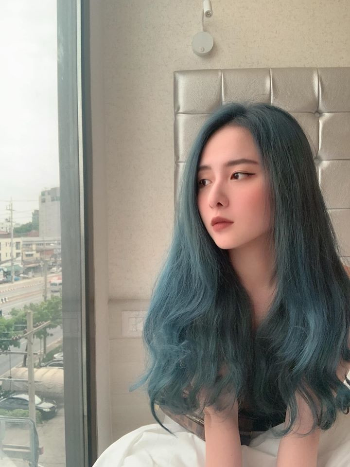 Phương Ngân cũng chăm chỉ đăng tải những khoảnh khắc đẹp, bức ảnh xoay quanh cuộc sống hàng ngày, hình selfie dễ thương trong lớp học nhận được nhiều sự yêu thích hơn từ các bạn trẻ, người người vẫn yêu mến và dõi theo nữ sinh.