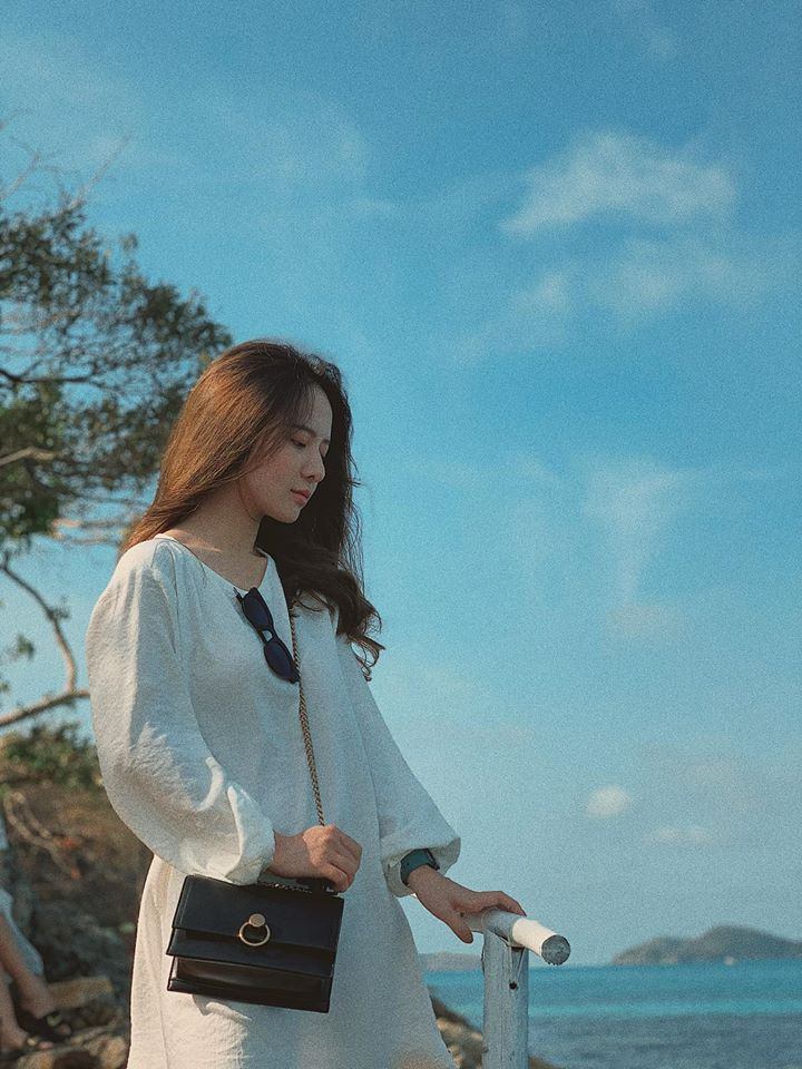 Bạn bè Phương Ngân còn chia sẻ rằng, cô bạn này là người dễ gần, hòa đồng và ưa những hoạt động tập. Chưa dừng lại ở đó, nữ sinh 9X này còn khá “quậy” khác hẳn với vẻ ngoài hiền hiền.