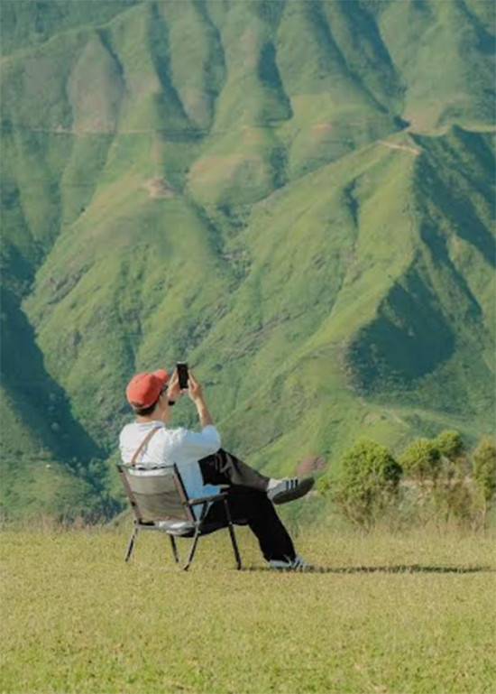 Tác giả của những bộ ảnh trên là nhóm bạn trẻ có tên Ba Đứa Mình. Đại diện nhóm cho biết, mùa hè là thời điểm đẹp nhất để có những bức ảnh hoàn hảo về thảo nguyên Tà Xùa.