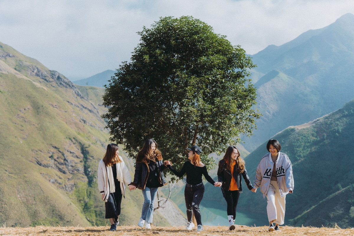 Sang mùa thu, thảo nguyên Tà Xùa sẽ “chuyển màu”. Khi đó, những bông hoa dã quỳ nở rộ, thảo nguyên sẽ ngả sang sắc vàng óng ả trong nắng thu. Vì vậy, nếu muốn hoà mình khung cảnh nào, bạn có thể lựa chọn đị theo mùa, hoặc nếu có thời gian, hãy đến nơi này vào cả 4 mùa để có những trải nghiệm khác nhau về sự chuyển mình kỳ diệu của thiên nhiên.