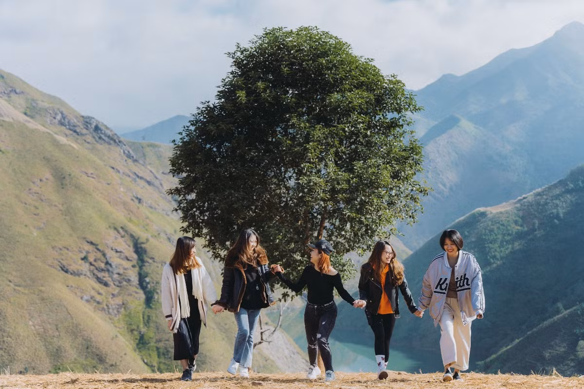 Sang mùa thu, thảo nguyên Tà Xùa sẽ “chuyển màu”. Khi đó, những bông hoa dã quỳ nở rộ, thảo nguyên sẽ ngả sang sắc vàng óng ả trong nắng thu. Vì vậy, nếu muốn hoà mình khung cảnh nào, bạn có thể lựa chọn đị theo mùa, hoặc nếu có thời gian, hãy đến nơi này vào cả 4 mùa để có những trải nghiệm khác nhau về sự chuyển mình kỳ diệu của thiên nhiên.