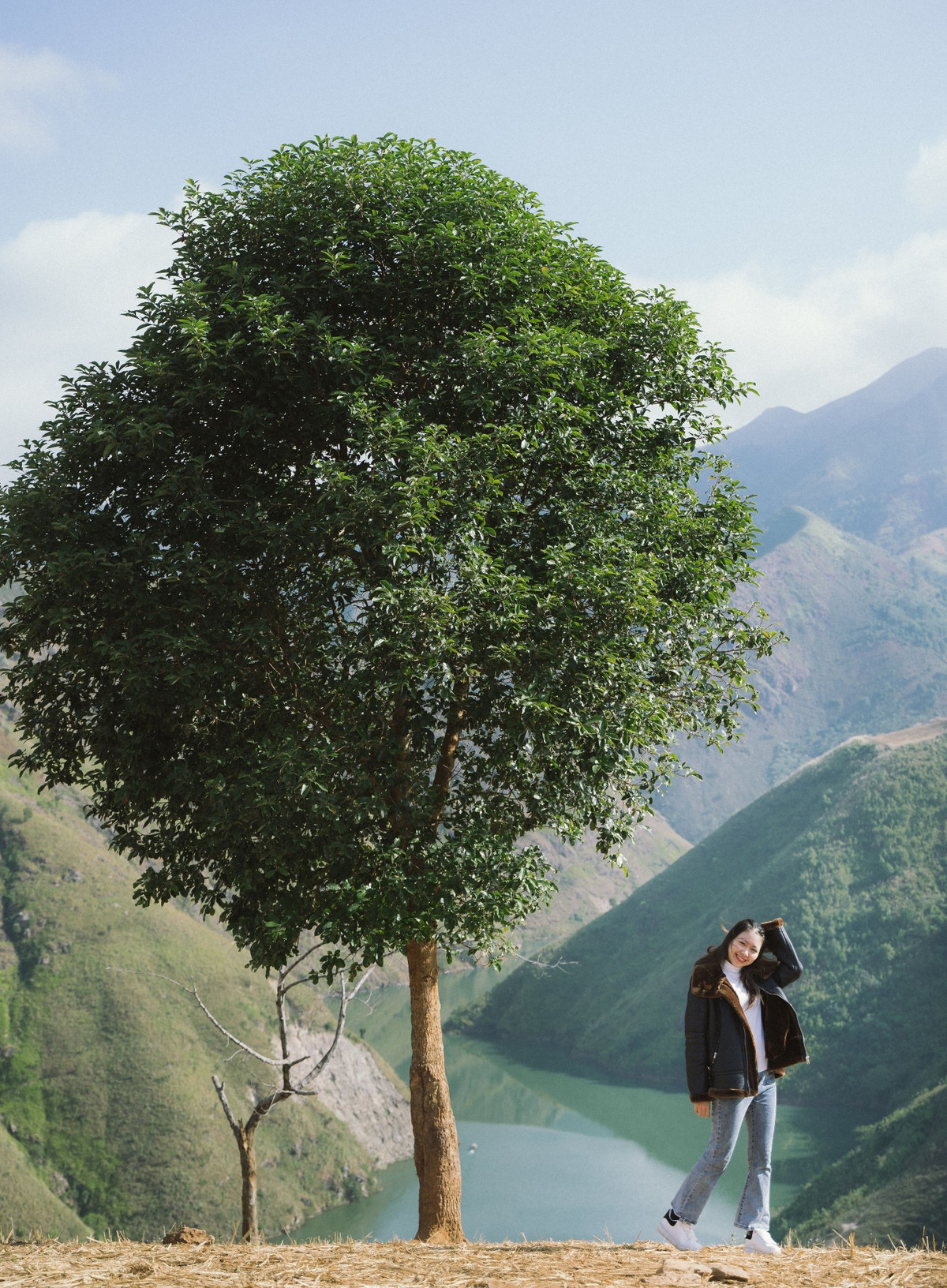 “Mùa hè lên Tà Xùa đúng nghĩa “chữa lành”, bởi khí hậu rất mát mẻ, nhiệt độ chỉ tầm 20-26 độ, giúp mọi người tạm quên đi cái nắng nóng bức bối của “dưới xuôi”. Mà lên đây, dù ở homestay nào du khách cũng có được một bức ảnh mộng mơ như thơ. Quần áo đồ dùng mọi người cũng không cần cầu kỳ. Nữ thì soạn thêm váy trắng, váy áo vintage, các phụ kiện như mũ nón… bên mình sẽ cung cấp để giúp mọi người có bức hình đẹp nhất”, đại diện nhóm Ba Đứa Mình cho biết.
