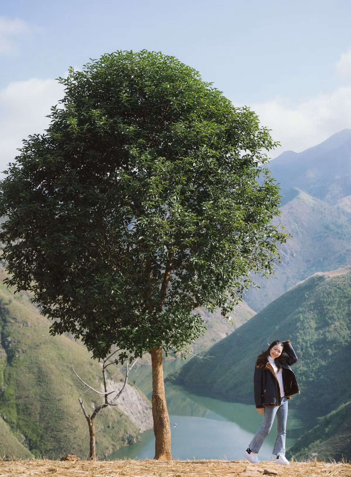 “Mùa hè lên Tà Xùa đúng nghĩa “chữa lành”, bởi khí hậu rất mát mẻ, nhiệt độ chỉ tầm 20-26 độ, giúp mọi người tạm quên đi cái nắng nóng bức bối của “dưới xuôi”. Mà lên đây, dù ở homestay nào du khách cũng có được một bức ảnh mộng mơ như thơ. Quần áo đồ dùng mọi người cũng không cần cầu kỳ. Nữ thì soạn thêm váy trắng, váy áo vintage, các phụ kiện như mũ nón… bên mình sẽ cung cấp để giúp mọi người có bức hình đẹp nhất”, đại diện nhóm Ba Đứa Mình cho biết.