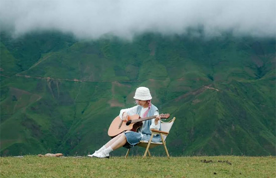 Mùa này trời xanh, cỏ xanh, nhiều nắng, 7-9h sáng hoặc sau 15h mỗi ngày mọi người chỉ cần đứng vào đây là có ảnh đẹp.