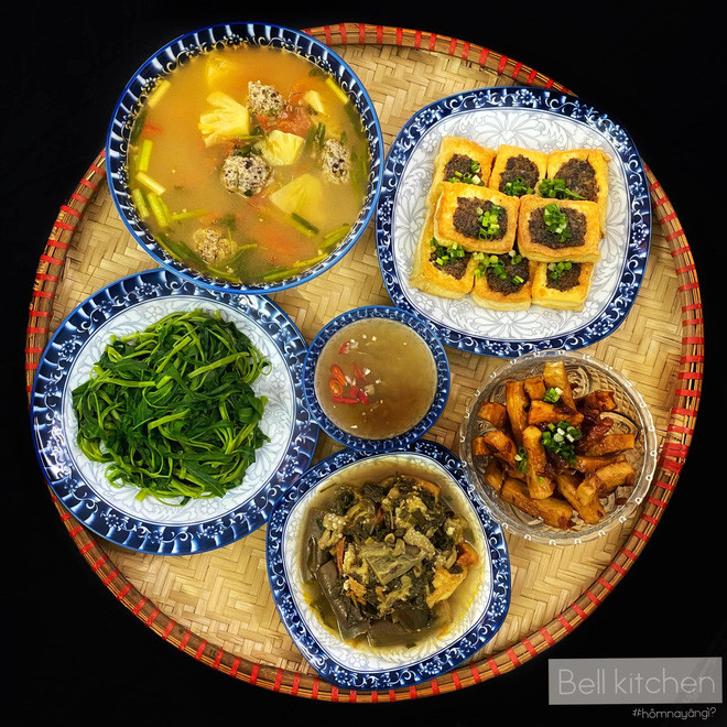 Dù chẳng phải những món gì quá khó nấu nhưng sự chịu khó, tìm hiểu và thực hành của Ngọc đã nhanh chóng thu được trái ngọt đó là những mâm cơm siêu bắt mắt.