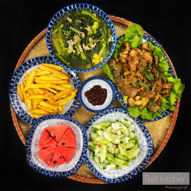 Ngọc không học nấu ăn cố định từ ai cả, thấy món nào ngon thì cô nàng sẽ hỏi người nấu công thức hoặc tự mày mò theo sở thích của mình.