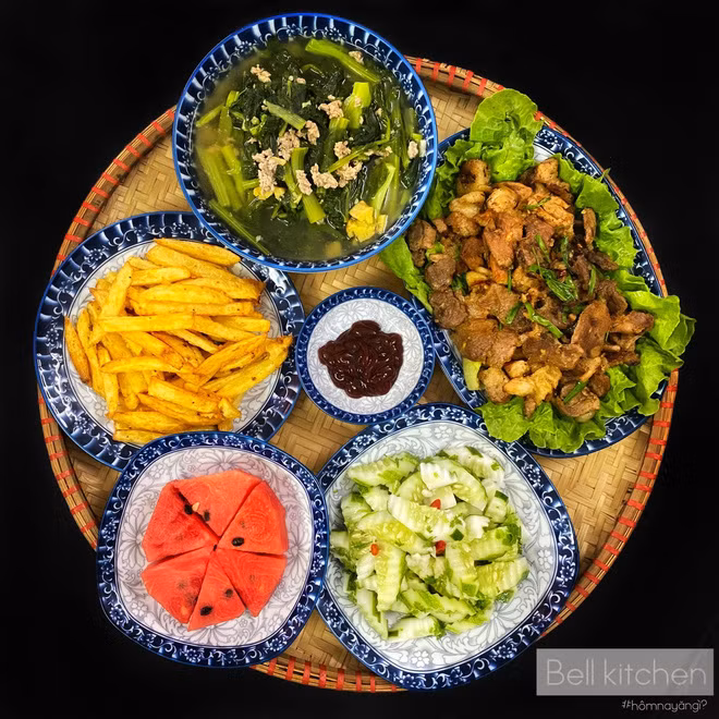 Ngọc không học nấu ăn cố định từ ai cả, thấy món nào ngon thì cô nàng sẽ hỏi người nấu công thức hoặc tự mày mò theo sở thích của mình.