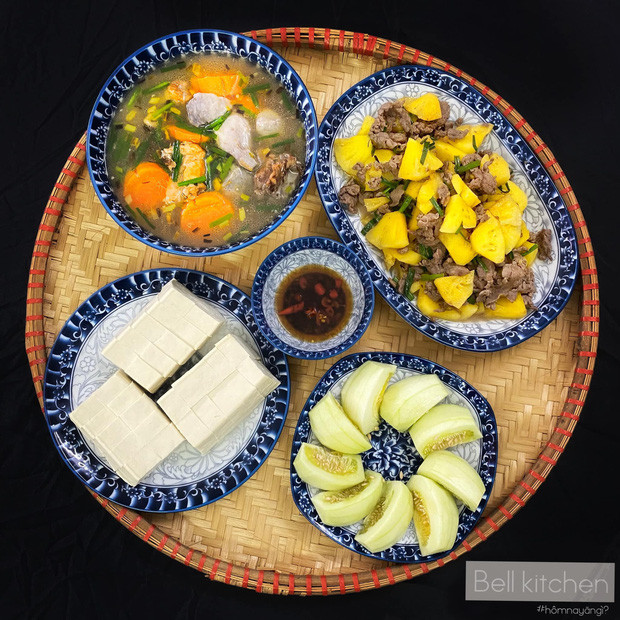 Gái xinh đến từ Hà Giang chia sẻ: "Mình hay mua thịt, cua ở chợ để được tươi mới còn rau nếu không phải gửi từ quê lên thì cũng sẽ là mua trong siêu thị cho yên tâm khi ăn. Lúc nấu thì mình cũng như mọi người thôi, chẳng có gì gọi là bí quyết riêng đâu. Đơn giản là tranh thủ đi chợ vài ngày một lần nếu quá bận, các gia vị nêm nếm như hành tỏi, rau thơm thì nên chuẩn bị trước và trong lúc chờ món này chín thì đi làm những món khác, như thế sẽ tiết kiệm được rất nhiều thời gian"