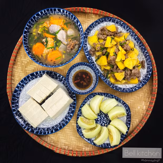 Gái xinh đến từ Hà Giang chia sẻ: "Mình hay mua thịt, cua ở chợ để được tươi mới còn rau nếu không phải gửi từ quê lên thì cũng sẽ là mua trong siêu thị cho yên tâm khi ăn. Lúc nấu thì mình cũng như mọi người thôi, chẳng có gì gọi là bí quyết riêng đâu. Đơn giản là tranh thủ đi chợ vài ngày một lần nếu quá bận, các gia vị nêm nếm như hành tỏi, rau thơm thì nên chuẩn bị trước và trong lúc chờ món này chín thì đi làm những món khác, như thế sẽ tiết kiệm được rất nhiều thời gian"