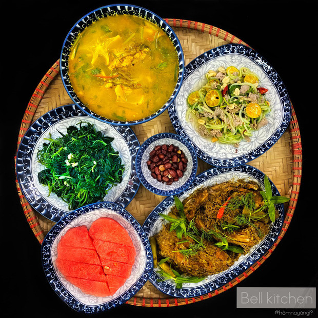 Ấy thế mà từ một cô nàng vụng về, giờ Ngọc đã tự tin đứng bếp, thậm chí có thể nấu cho cả gia đình những mâm cơm đầy ắp ngon lành.