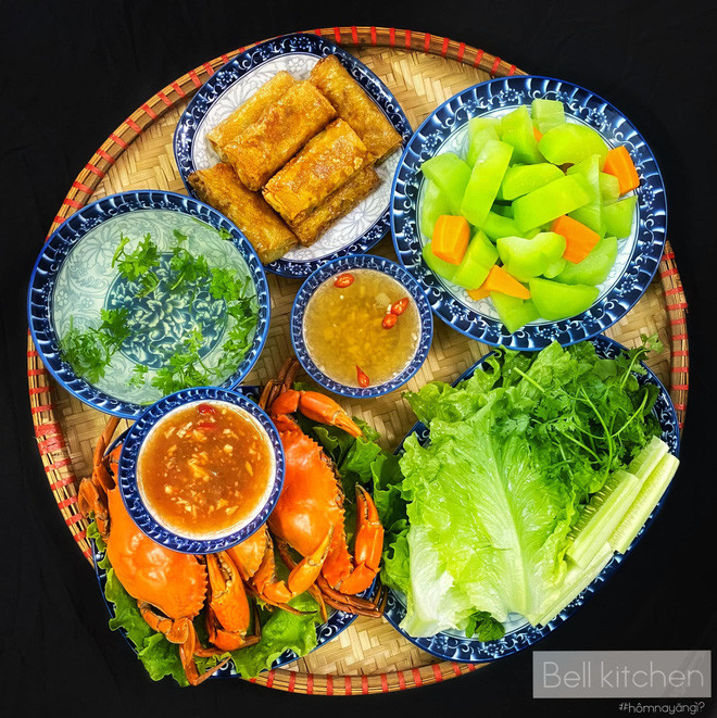 Bắt đầu từ việc đi học xa, sau đó là đi làm và chuyển ra sống một mình, Ngọc chợt nhận ra mình không thể tiếp tục để bố mẹ lo lắng từ việc nhỏ nhặt nhất như hôm nay ăn gì, có đủ chất không, đủ món không. Vậy nên cô nàng bắt đầu tập tành nấu ăn.