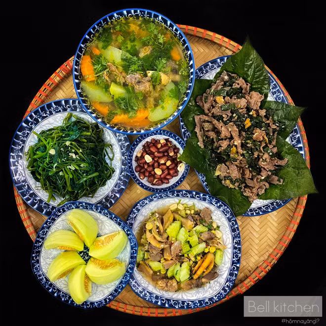 Theo chia sẻ trước khi biết làm những mâm cơm nhà ăn, Hồng Ngọc từng là "con cưng" đúng chuẩn trong gia đình khi không phải động tay làm bất kì việc gì.