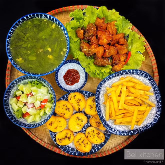 Hồng Ngọc cũng chia sẻ thêm: "Mình thấy phụ nữ hay đàn ông thì đều cần phải biết nấu ăn nhưng đàn ông đã lo những việc lớn rồi thì mình là phận nữ, chuyện bếp núc sẽ thành thạo hơn...