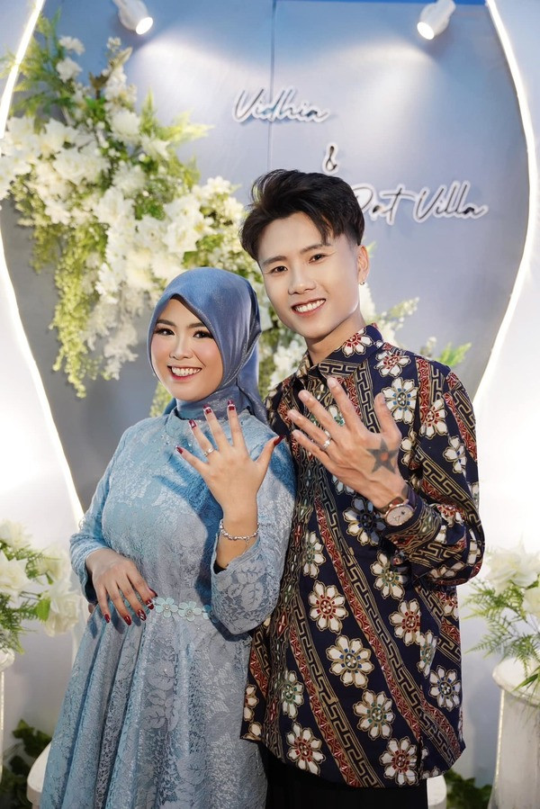 Có thể thấy, Đạt Villa rất yêu thương, trân trọng bạn gái, sẵn sàng vượt xa xôi tới Indonesia để chụp ảnh tại quê nhà của Vidhia, cho cô một cảm giác ấm áp.