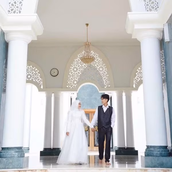 Thời gian gần đây, Đạt Villa cũng thường xuyên công khai thể hiện tình cảm cùng với bạn gái người ngoại quốc. Cặp đôi luôn tay trong tay, xuất hiện tại các sự kiện.