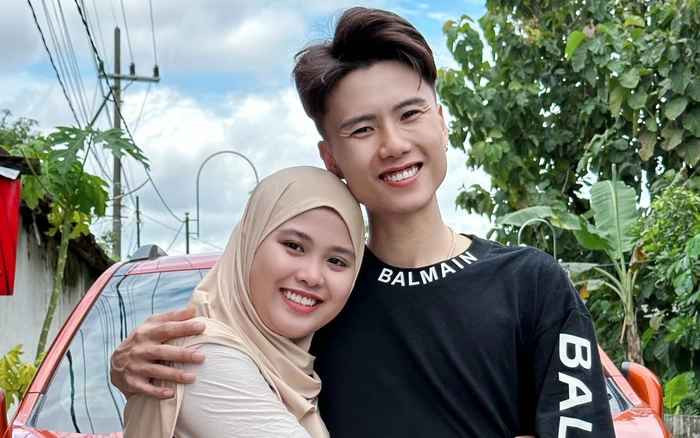 Trong lễ đính hôn, Đạt Villa cũng mặc bộ trang phục truyền thống của người Indonesia, tay trong tay làm lễ cùng với Vidhia, trước sự chứng kiến của người lớn hai bên gia đình.