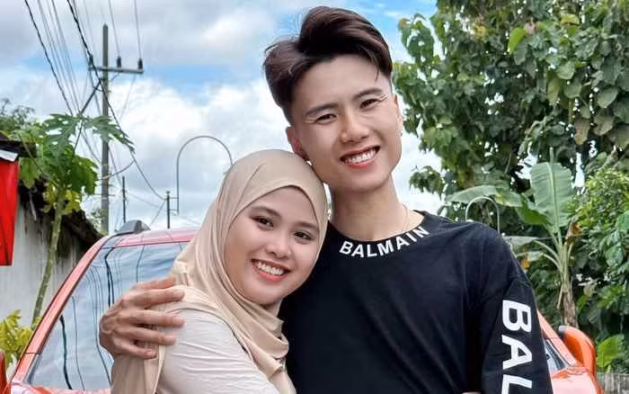 Trong lễ đính hôn, Đạt Villa cũng mặc bộ trang phục truyền thống của người Indonesia, tay trong tay làm lễ cùng với Vidhia, trước sự chứng kiến của người lớn hai bên gia đình.