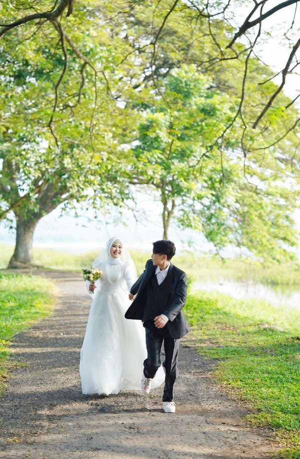 Không để mọi người chờ đợi lâu, mới đây, hiện tượng mạng Đạt Villa đã chính thức “nhá hàng” bộ ảnh cưới của mình và bạn gái ngoại quốc, như để chứng minh cho tình yêu đẹp của hai người.