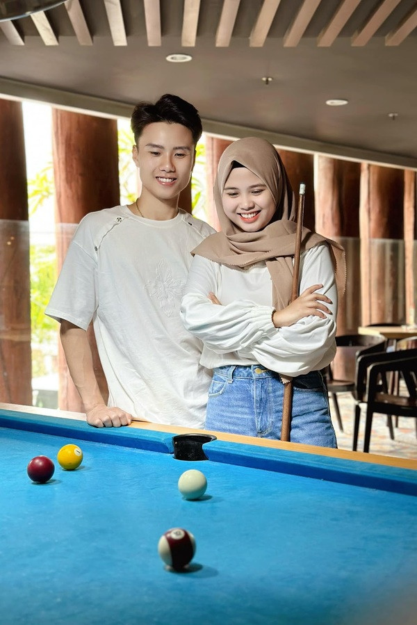 Trước đó, trong buổi lễ đính hôn tại quê nhà cô dâu, Đạt Villa cũng chia sẻ hình ảnh lên trang cá nhân kèm dòng trạng thái: "Từ nay về sau hai ta chung nhà em nhé...".