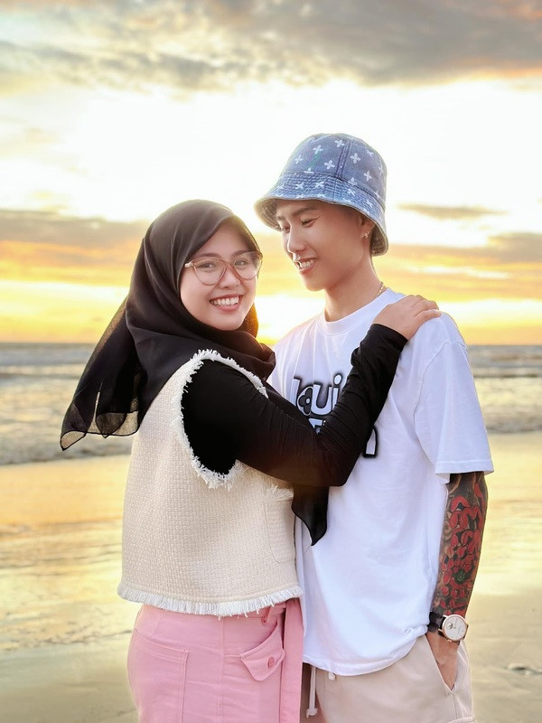 Thời gian trước, sau một thời gian chia tay, Đạt Villa và bạn gái đã hàn gắn và viết tiếp câu chuyện tình. Ngay sau đó, cặp đôi cũng bất ngờ tổ chức lễ đính hôn tại nhà gái khiến nhiều người ngỡ ngàng, không tin vào sự thật.