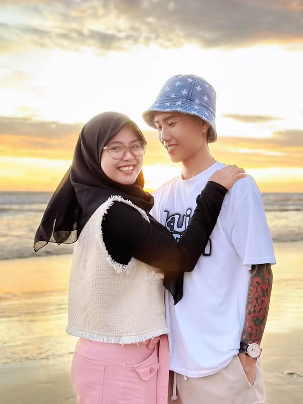 Thời gian trước, sau một thời gian chia tay, Đạt Villa và bạn gái đã hàn gắn và viết tiếp câu chuyện tình. Ngay sau đó, cặp đôi cũng bất ngờ tổ chức lễ đính hôn tại nhà gái khiến nhiều người ngỡ ngàng, không tin vào sự thật.