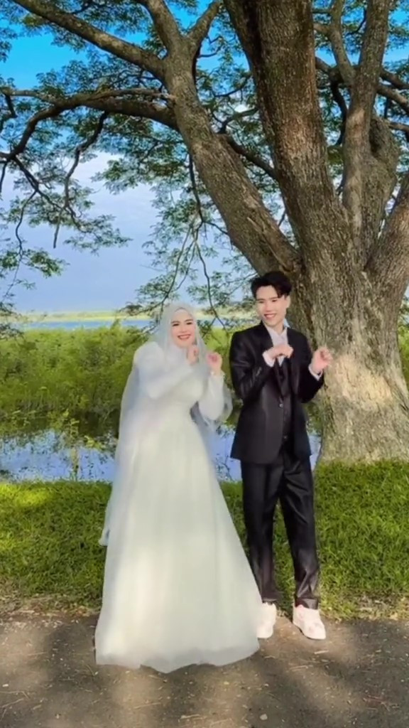 Đạt Villa cũng ngọt ngào nịnh bạn gái trên trang cá nhân. Anh viết: “Chỉ yêu mình em”. Có thể thấy, sau nhiều biến cố, hiện tượng mạng đình đám này đã trân trọng người con gái ở bên cạnh mình hơn.