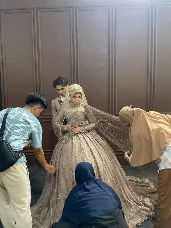 Trong những bức hình được Đạt Villa chia sẻ, Vidhia chụp 2 bộ váy khác nhau, trong đó có một bộ váy trắng thuần khiết.