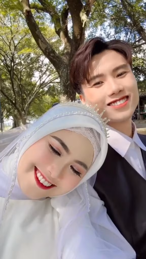  Bộ ảnh cưới của cặp đôi được thực hiện tại thành phố Madiun, Indonesia, cũng đồng thời là quê nhà của cô dâu.