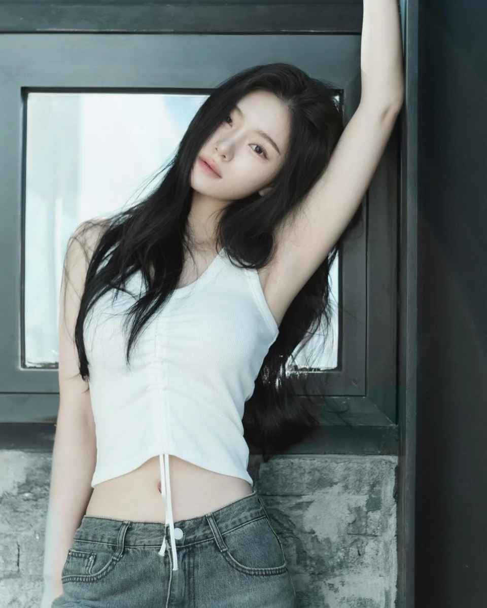 Netizen nhanh chóng phát hiện ra Rayeon còn từng làm idol. Vào tháng 4/2020, mỹ nhân sinh năm 2001 ra mắt trong nhóm nhạc FANATICS.