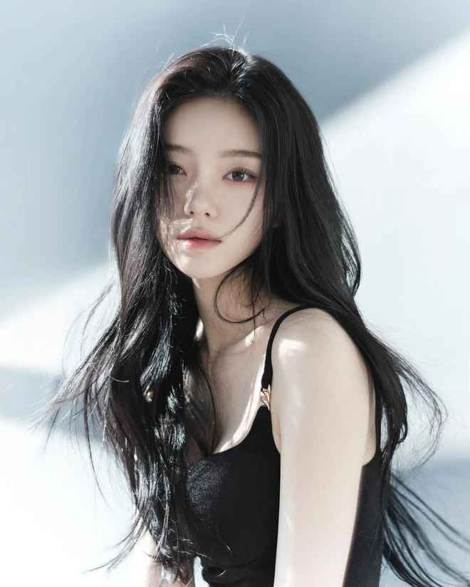 Cô gái 23 tuổi chuộng style thời trang tối giản. Những item như áo sơ mi, crop top, quần túi hộp có màu sắc trung tính được cô mix&amp;match một cách hài hòa.