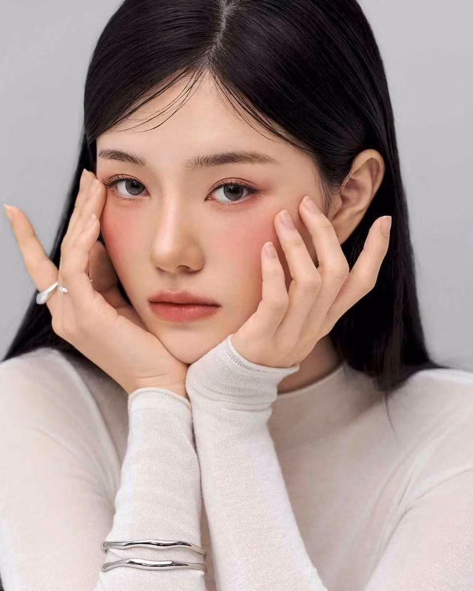 Rayeon có tên đầy đủ là Lee Nayeon. Cô sinh năm 2001 ở Gwangju, Gyeonggi, Hàn Quốc. Tuy nhiên trong khoảng thời gian từ 5 đến 15 tuổi, nữ idol sống ở Quảng Châu, Trung Quốc.