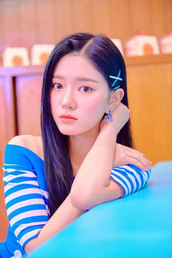 Mô tả về bản thân, Rayeon cho biết cô là người hoạt bát, sôi nổi, sống tích cực. Song ngoài thời gian dành cho công việc, cô chỉ thích ở nhà. Hiện tại, cô đang hoạt động với tư cách người mẫu trực thuộc Leaders Entertainment.