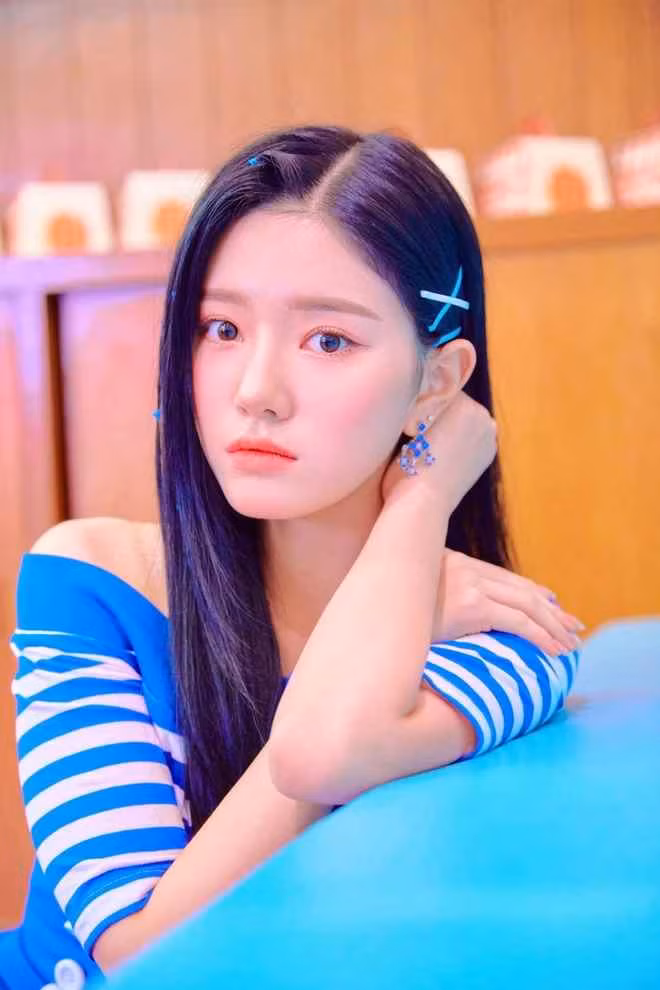 Mô tả về bản thân, Rayeon cho biết cô là người hoạt bát, sôi nổi, sống tích cực. Song ngoài thời gian dành cho công việc, cô chỉ thích ở nhà. Hiện tại, cô đang hoạt động với tư cách người mẫu trực thuộc Leaders Entertainment.