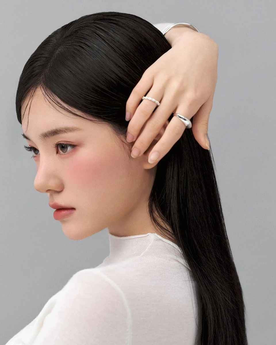 Đến năm 2023, fan đã có thể thở phào khi Rayeon kí hợp đồng với công ty mới Leaders Entertainment và chuyển sang làm người mẫu chuyên nghiệp.