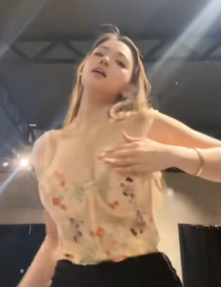 Người xem không chỉ ngắm nhìn vũ đạo mà còn mãi không rời mắt khỏi những khoảnh khắc phản chiếu trong gương: từ những đường cong mềm mại cho đến từng động tác đầy sự tự tin.