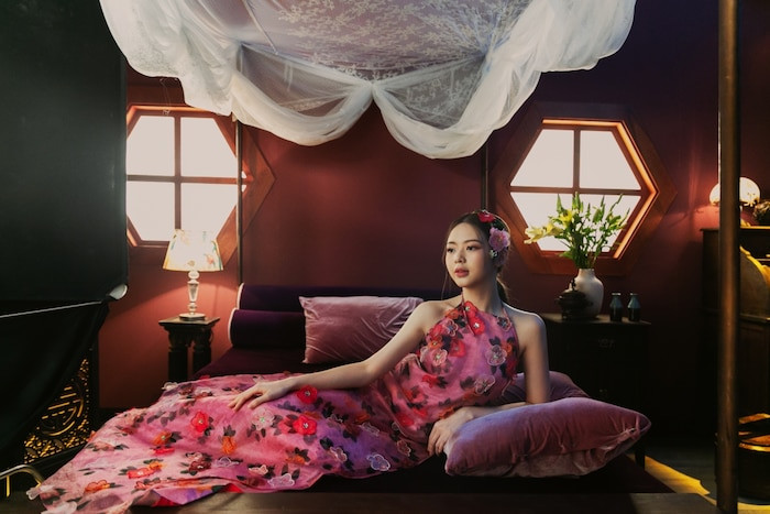 Liz Kim Cương xây dựng hình ảnh của bản thân khi trở thành một ca sĩ độc lập, cô muốn thể hiện sự nữ tính nhưng không yếu đuối mà luôn vui vẻ, mạnh mẽ.