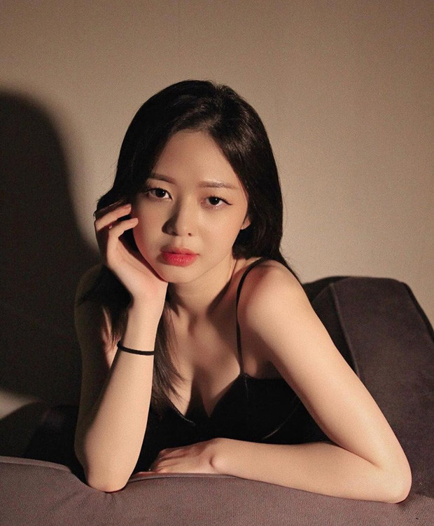 Cái tên Liz Kim Cương chắc hẳn không còn xa lạ gì với nhiều người. Cô nàng đang dính tin đồn tình cảm với ca sĩ Trịnh Thăng Bình này mới đây gây chú ý khi khoe nhắc bức ảnh tuy đơn nhưng lại vô cùng thu hút. Thậm chí, xem xong bộ ảnh của cựu thành viên nhóm LIME, nhiều người còn gọi cô là "Viên ngọc quý showbiz".