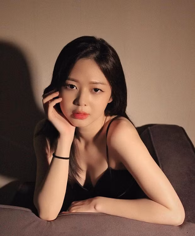 Cái tên Liz Kim Cương chắc hẳn không còn xa lạ gì với nhiều người. Cô nàng đang dính tin đồn tình cảm với ca sĩ Trịnh Thăng Bình này mới đây gây chú ý khi khoe nhắc bức ảnh tuy đơn nhưng lại vô cùng thu hút. Thậm chí, xem xong bộ ảnh của cựu thành viên nhóm LIME, nhiều người còn gọi cô là "Viên ngọc quý showbiz".