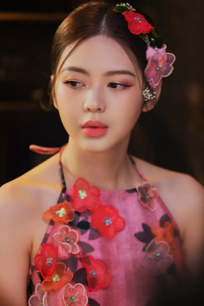 Với khán giả, Liz Kim Cương bắt đầu được nhiều người biết đến khi lọt top 4 “Ngôi sao Việt 2014” và là thành viên chủ chốt của nhóm LIME. Sau đó, hot girl gốc Hưng Yên về đầu quân cho công ty của ca sĩ Trịnh Thăng Bình và dính lùm xùm tình cảm với nam ca sĩ này.