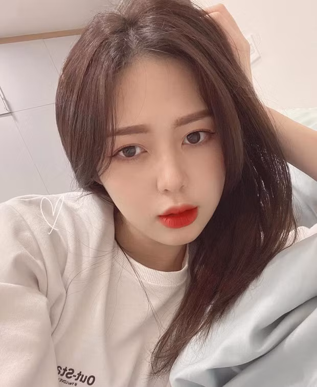 Trên trang cá nhân, Liz Kim Cương thường xuyên đăng tải những hình ảnh khoe khóe vòng eo con kiến. Cô chuộng diện trang phục hở eo khoe ưu điểm cơ thể.