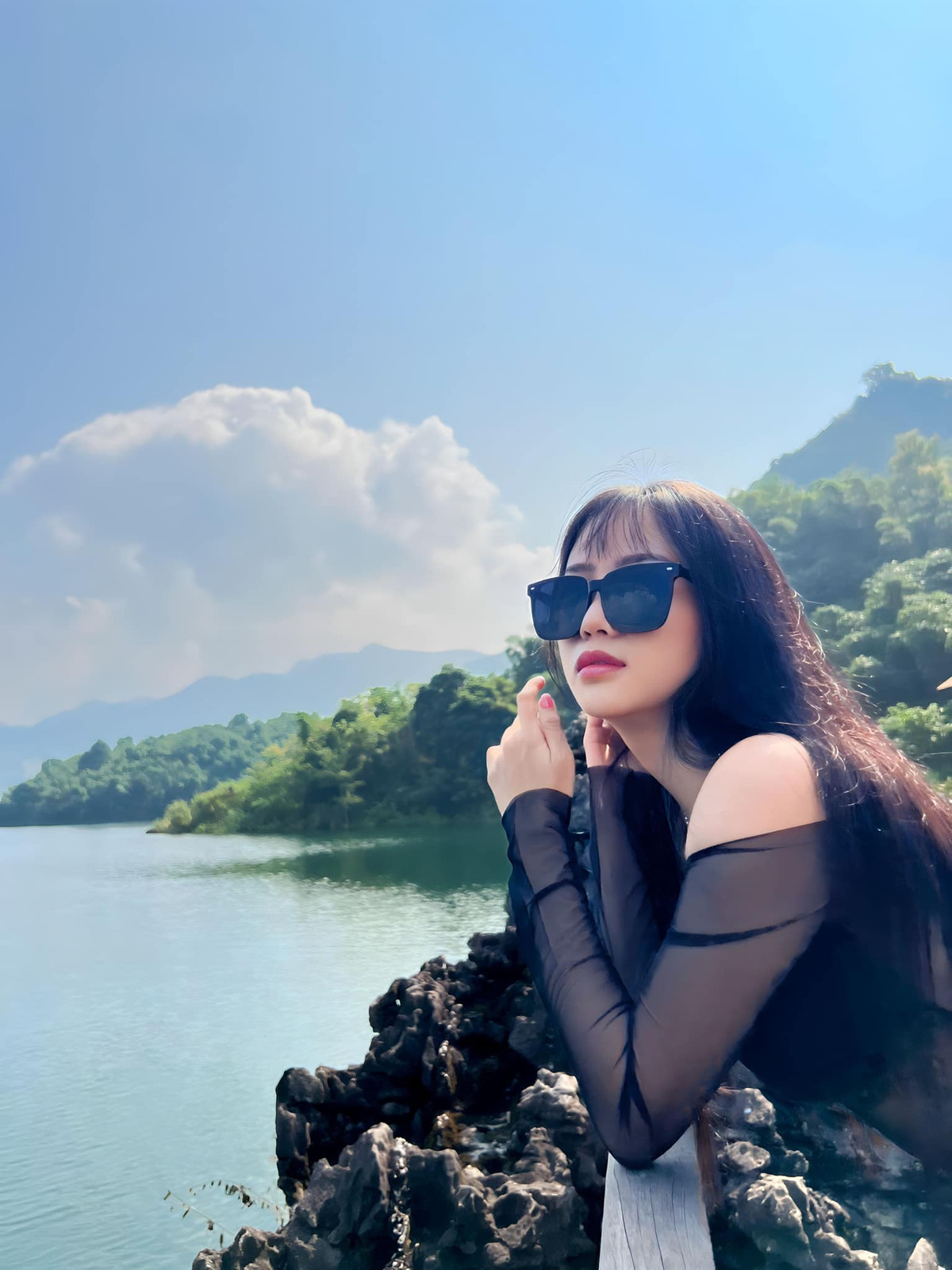 Linh Zuto (tên thật: Hoàng Mai Linh) là nữ streamer người Tày nổi tiếng đất Bắc với vẻ ngoài xinh xắn và gợi cảm.