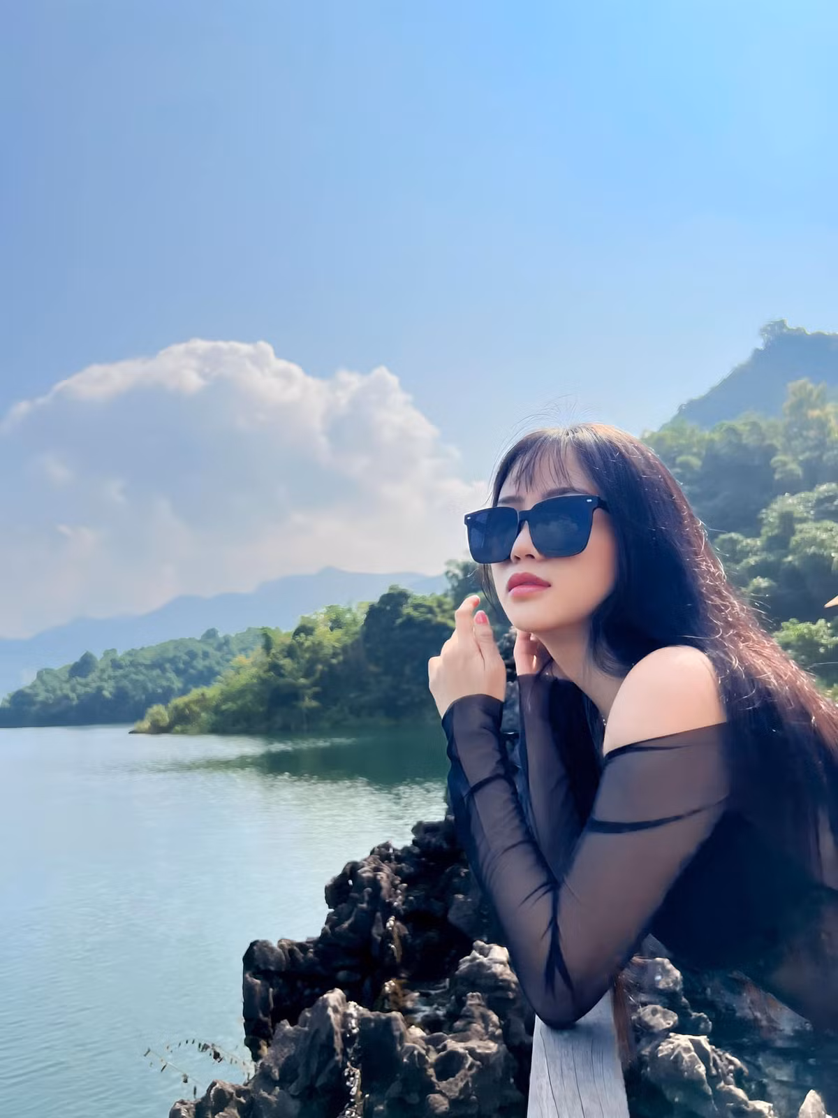 Linh Zuto (tên thật: Hoàng Mai Linh) là nữ streamer người Tày nổi tiếng đất Bắc với vẻ ngoài xinh xắn và gợi cảm.