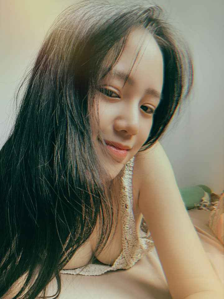 Bức ảnh được chụp trong một căn phòng, được nữ streamer tâm sự là: "Với chiếc bụng rạn thì em cũng ngại mặc 2 mảnh ra biển lắm ạ. Nên chỉ mặc vậy trong phòng, ra ngoài mặc cái khác". Hình ảnh này đã thu hút sự chú ý, nóng bỏng chẳng kém thời tiết hôm nay.